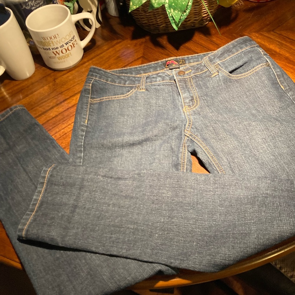 Forever 21 Women’s  Straight Leg Cotten Blend Jeans Size 29.  New Without Tags!